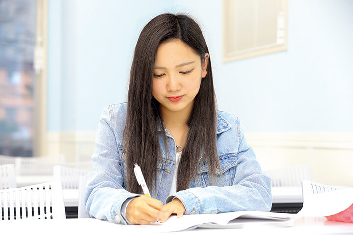 写真：勉強する女性