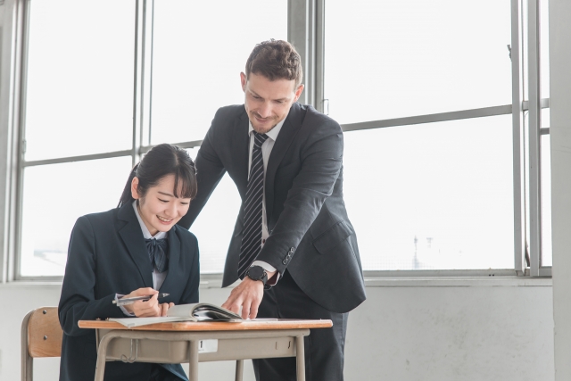 外国語の授業を受ける日本人の女子高生