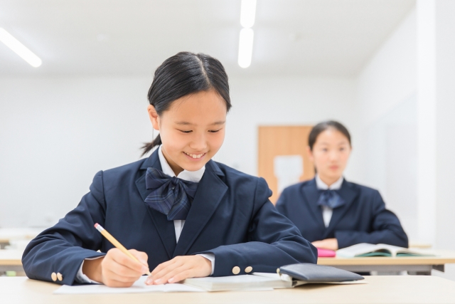 高校生が勉強する様子