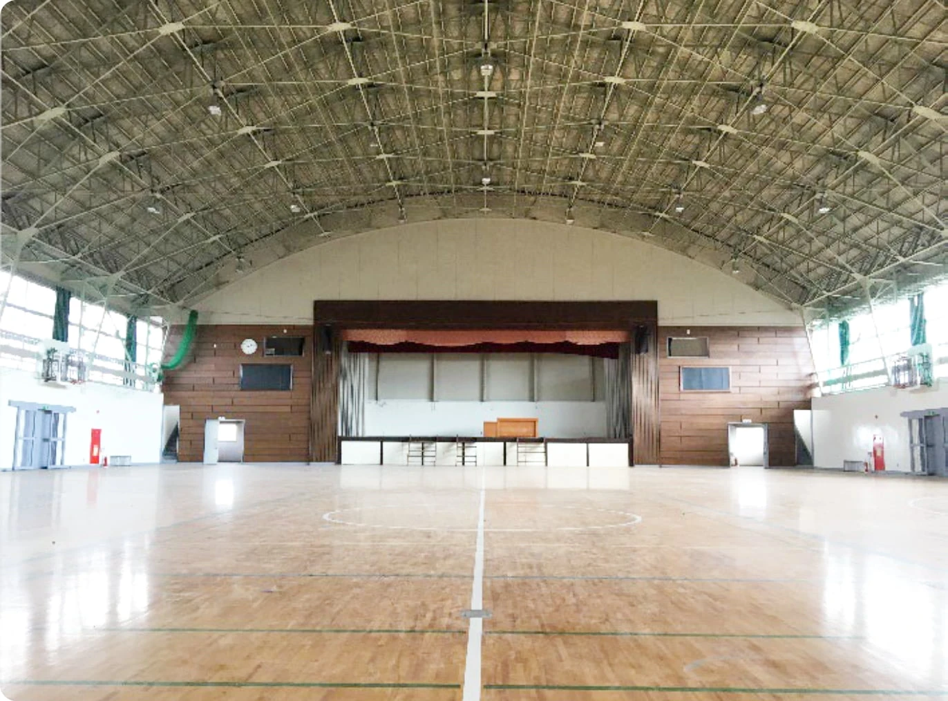 広々とした飛鳥未来きずな高等学校の体育館の中の様子