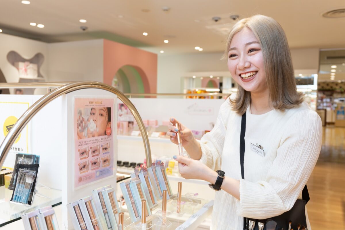 美容部員 ビューティーアドバイザー の給料 年収はどれくらい 好きを仕事に みらいのトビラ