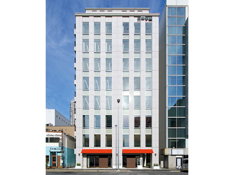 千葉医療秘書&IT専門学校の外観。千葉県千葉市美浜区に位置する近代的な校舎。JR総武線西千葉駅から徒歩5分の好立地で、稲毛海沿いの落ち着いた環境にあり、海の近くで学生生活を送ることができます