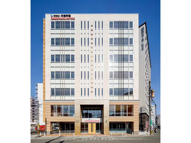 福岡医療秘書専門学校の外観。福岡県福岡市博多区に位置する近代的な校舎。JR博多駅博多口から徒歩3分の非常に好立地で、九州の玄関口である博多駅周辺の便利な環境にあります