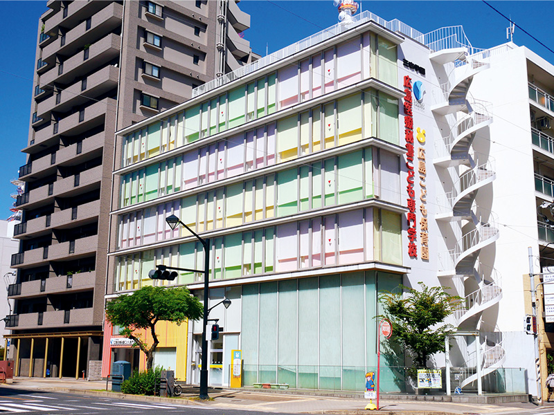 広島医療秘書専門学校の外観。広島県広島市中区に位置する近代的な校舎。広島電鉄立町駅から徒歩1分の非常に好立地で、市内交通が充実した広島の中心部にあります