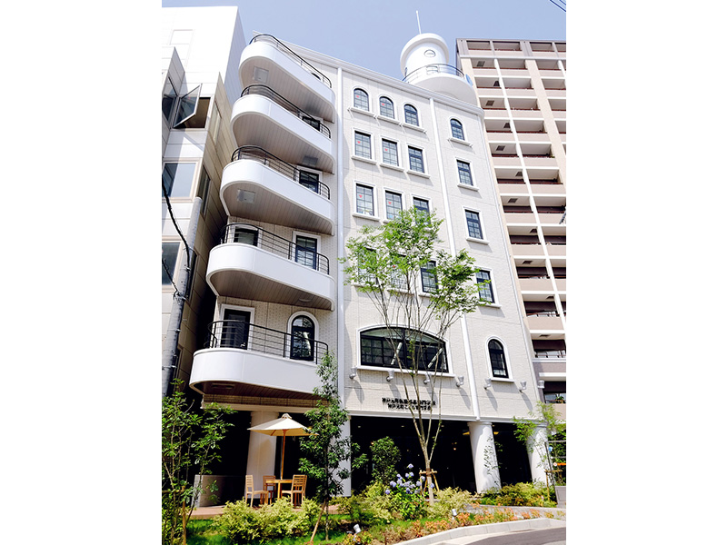 神戸医療秘書専門学校の外観。兵庫県神戸市中央区に位置する近代的な校舎。JR元町駅から徒歩1分の非常に好立地で、神戸の中心部にあり、交通アクセスが大変良い環境です