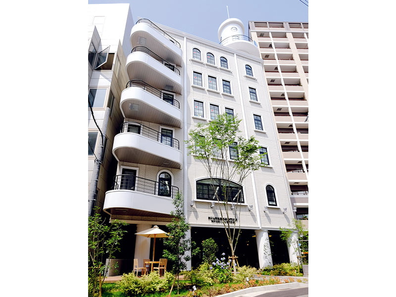 神戸医療秘書専門学校の外観。兵庫県神戸市中央区に位置する近代的な校舎。JR元町駅から徒歩1分の非常に好立地で、神戸の中心部にあり、交通アクセスが大変良い環境です