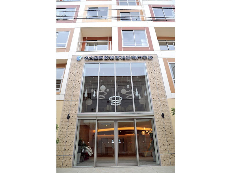 名古屋医療秘書&IT専門学校の外観。愛知県名古屋市中区栄に位置する近代的な校舎。地下鉄栄駅から徒歩3分の好立地で、名古屋の繁華街栄エリアにあり通学にも便利で充実した学生生活を送れる環境です