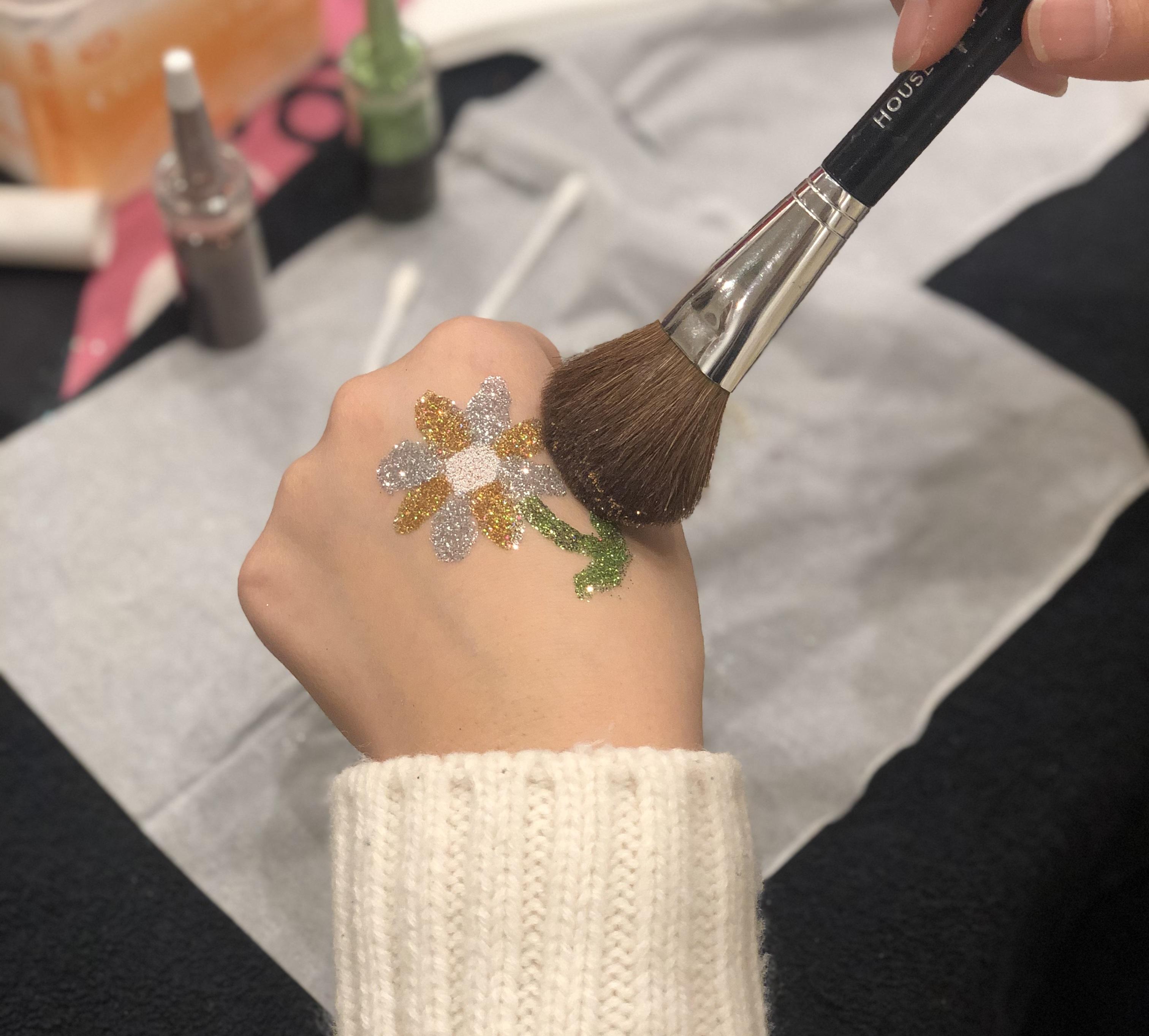 【ヘアメイク科】夏にぴったり！キラキラボディジュエリー✨