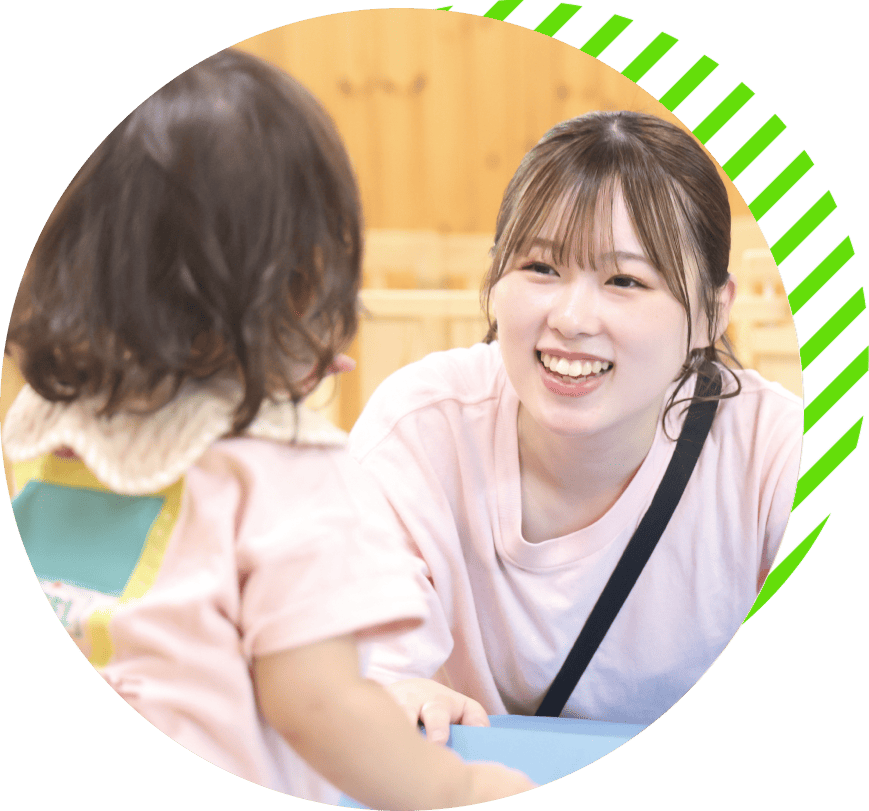 笑顔の学生と子供の写真