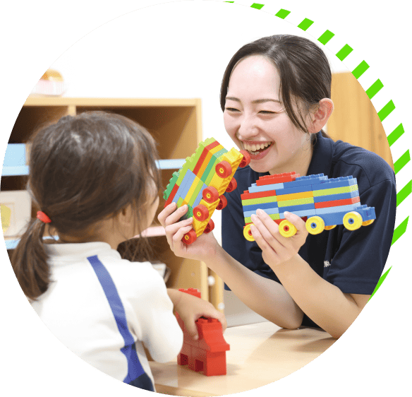 笑顔の学生と子供の写真