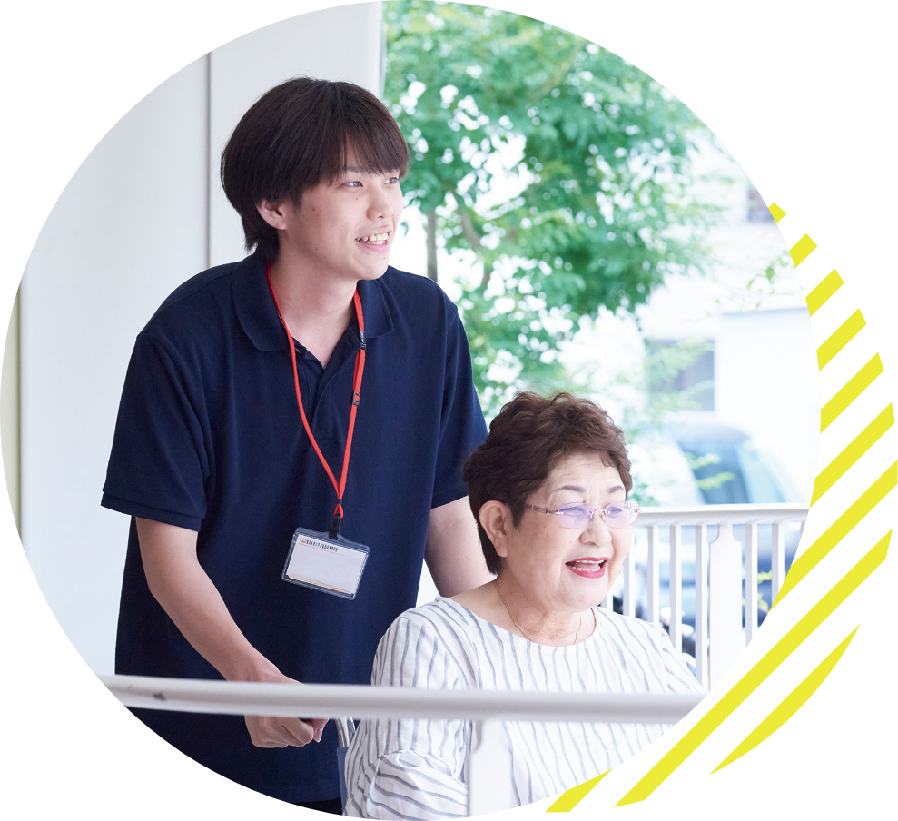 笑顔の学生とご婦人の写真