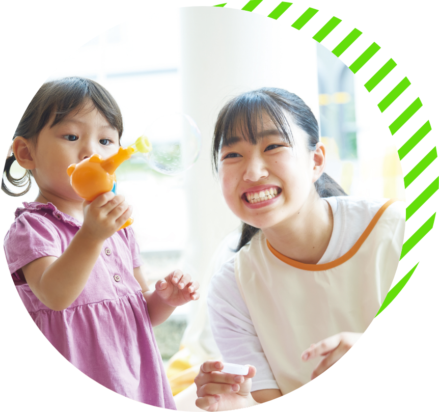 笑顔の学生と子供の写真