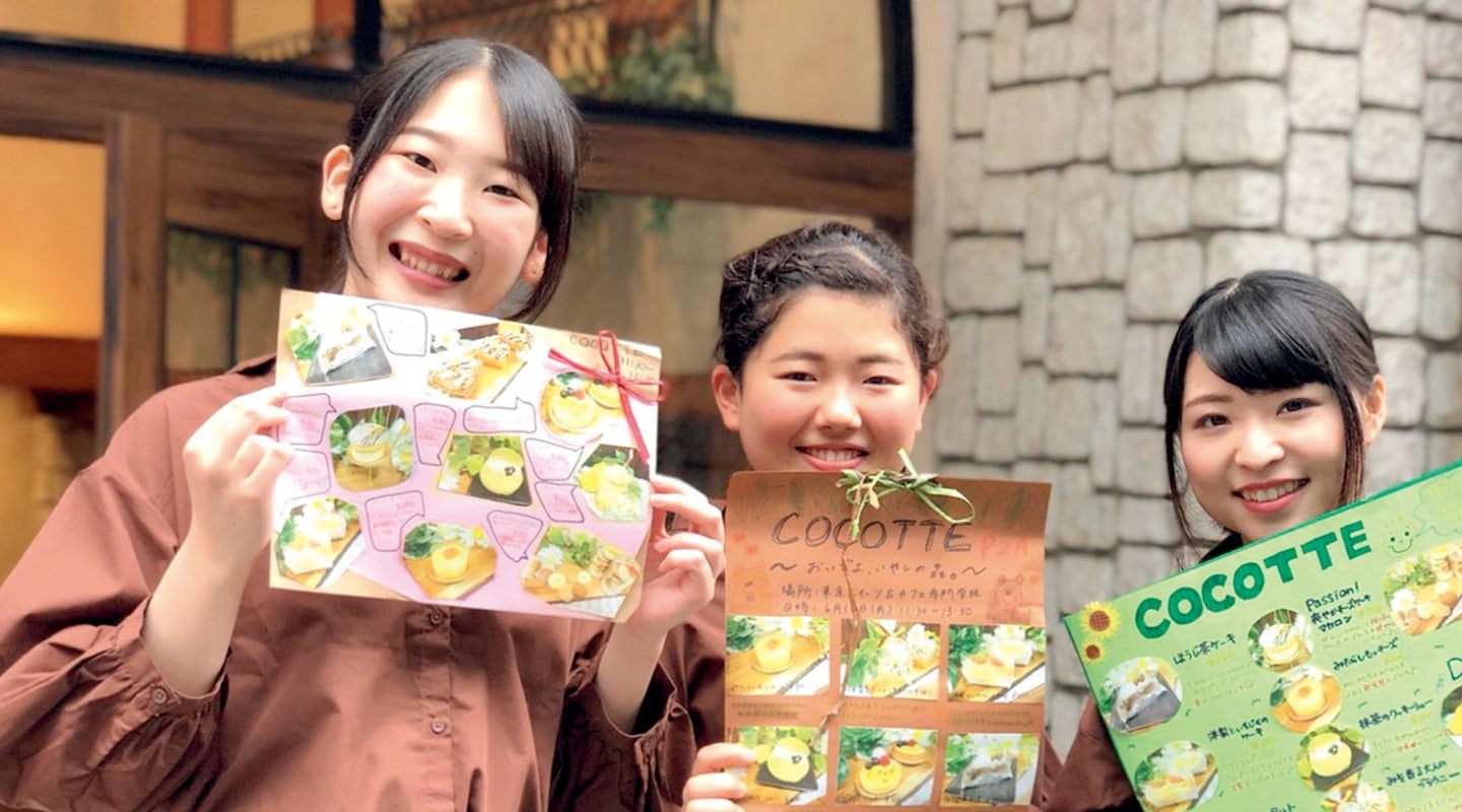 仲間と体験する様子