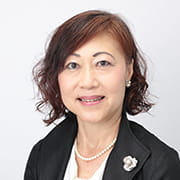 写真:横浜ビューティーアート専門学校校長小泉いづみ