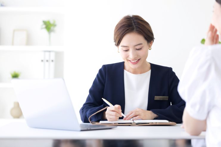 カウンセリングを行うウェディングプランナー