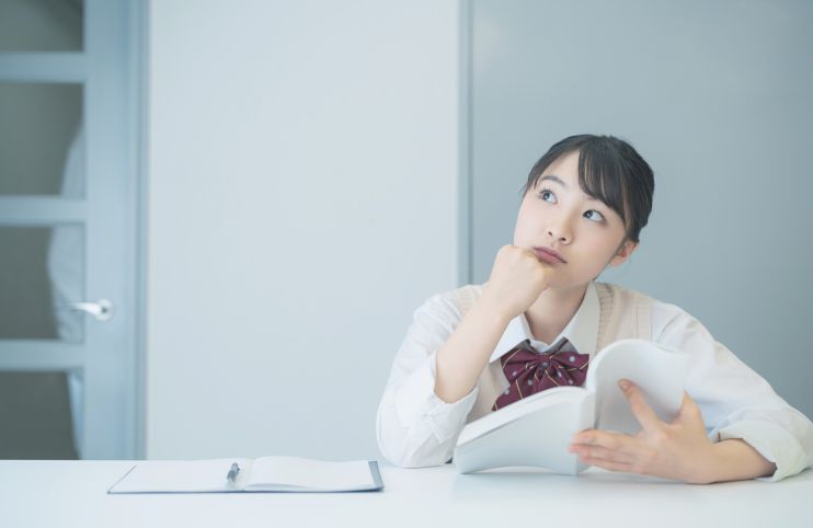 ウェディングプランナーになるのに大学と専門学校で悩む人