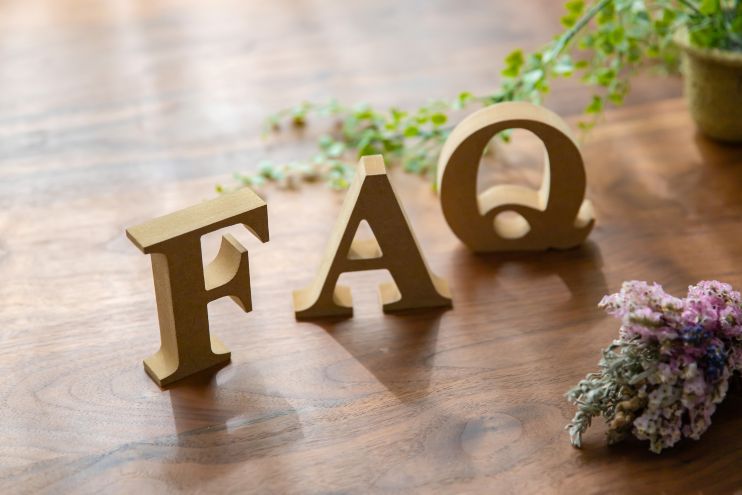 植物とFAQの木製ブロック