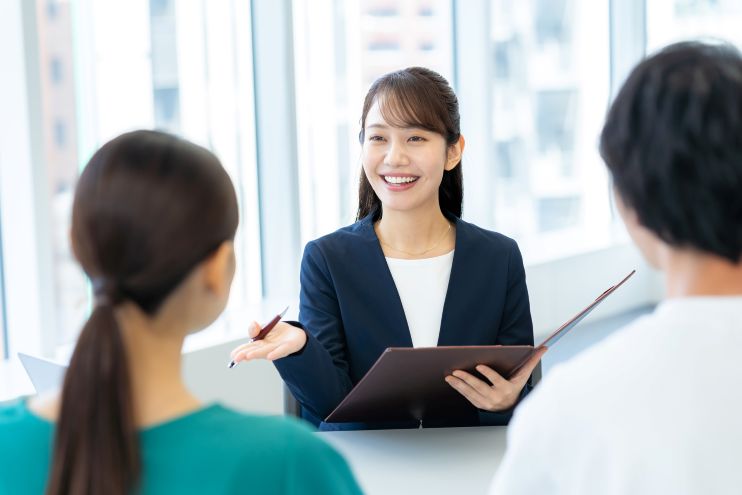 打ち合わせ中のフラワーコーディネーター